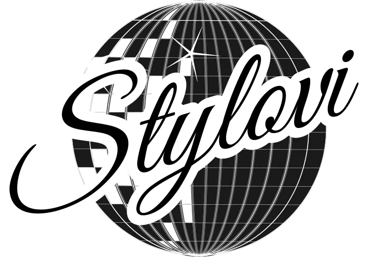 Logo zespołu Stylovi - napis 'Stylovi' na tle błyszczącej kuli disco, reprezentujące dynamiczny i wyjątkowy charakter grupy muzycznej.