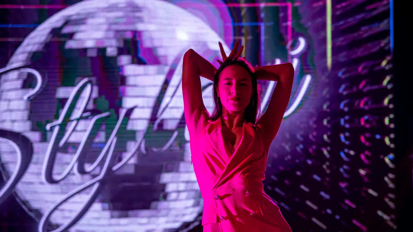 Piękna tancerka zespołu Stylovi podczas niezwykłego występu zespołu Stylovi.