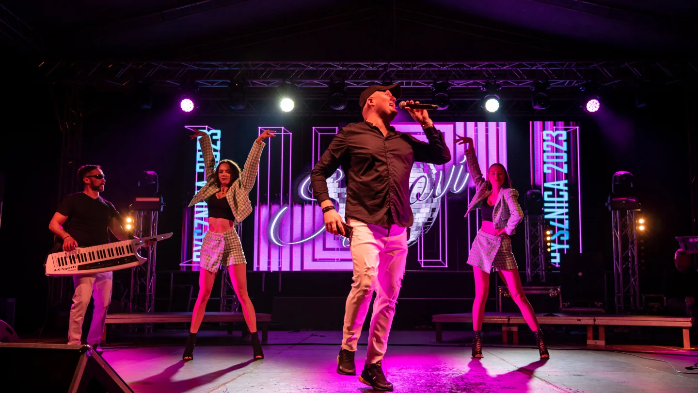 Zespół Stylovi - Energiczny występ na scenie disco