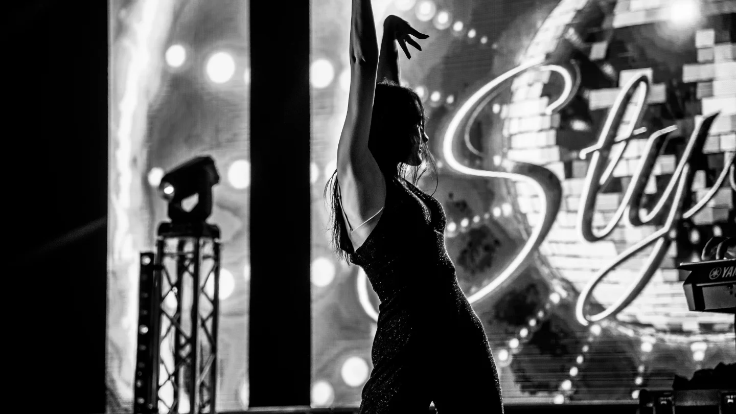 Tancerka zespołu Stylovi podkreślająca wyjątkowość zespołu.