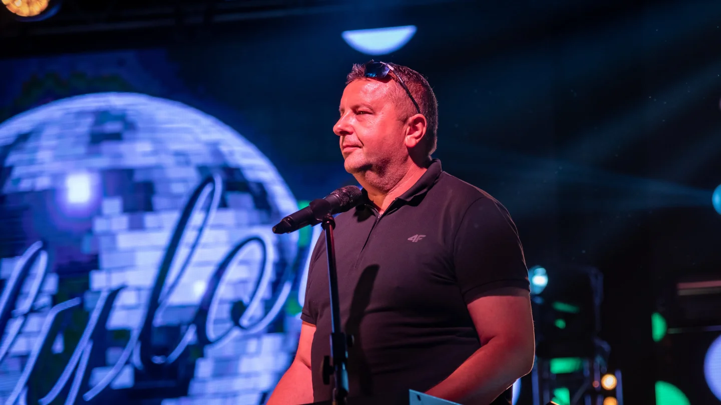 Zespół Stylovi - muzyk na keyboardzie podczas niezwykłego koncertu disco.