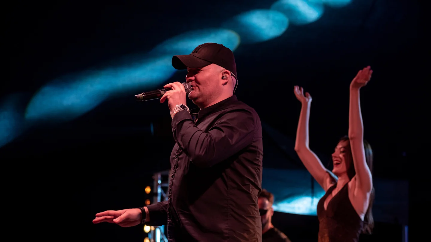 Stylovi - Wokalista i tancerki w ogniu emocji na scenie disco